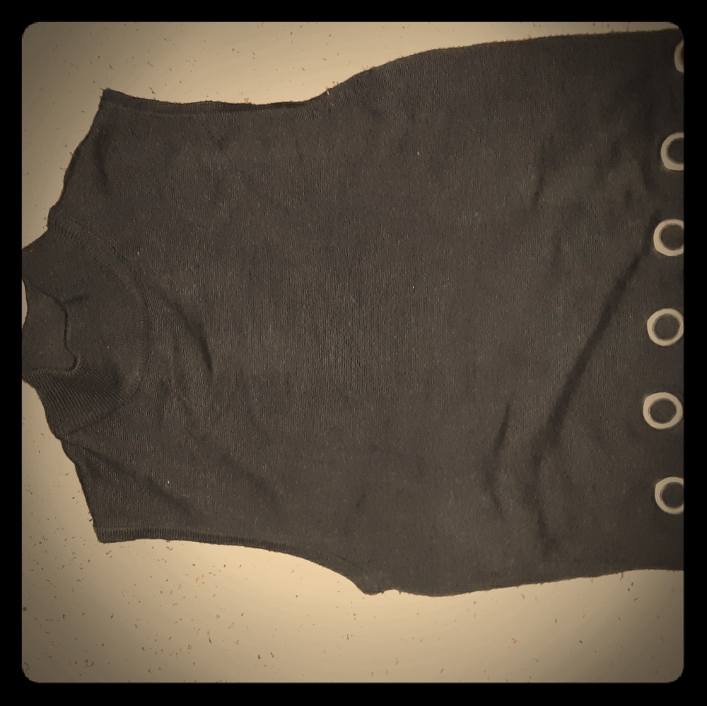 Sleeveless turtleneck